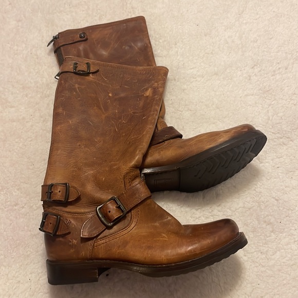 NEW Frye Veronica Back Zip Boots, Distressed Antique Cognac. Size 8 - Picture 8 of 9
